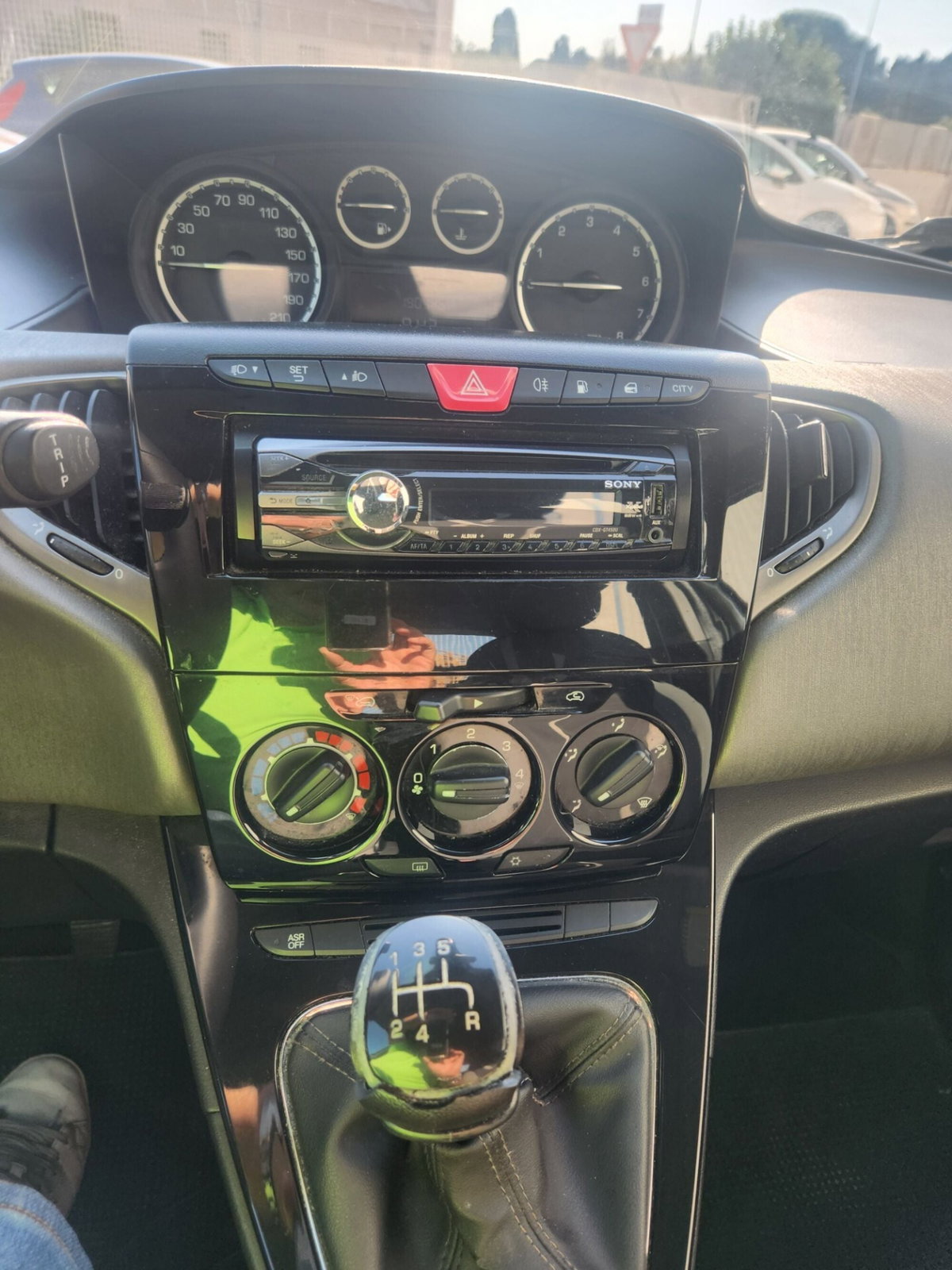 Lancia Ypsilon 0.9 TwinAir 85 CV 5 porte Metano Ecochic Silver (8)