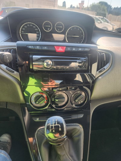 Lancia Ypsilon 0.9 TwinAir 85 CV 5 porte Metano Ecochic Silver (8)