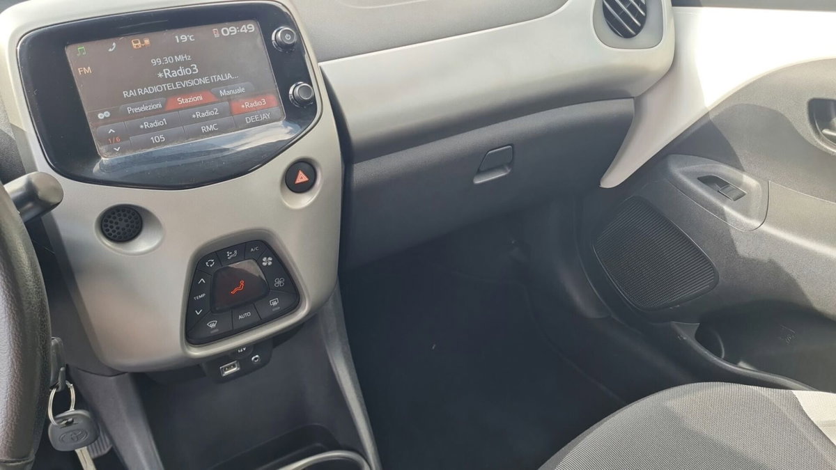 Toyota Aygo 1.0 VVT-i 69 CV 5 porte x-clusiv (4)