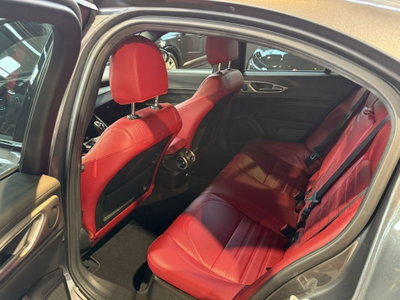 Alfa Romeo Giulia 2.0 Turbo 280 CV AT8 AWD Q4 Veloce (14)