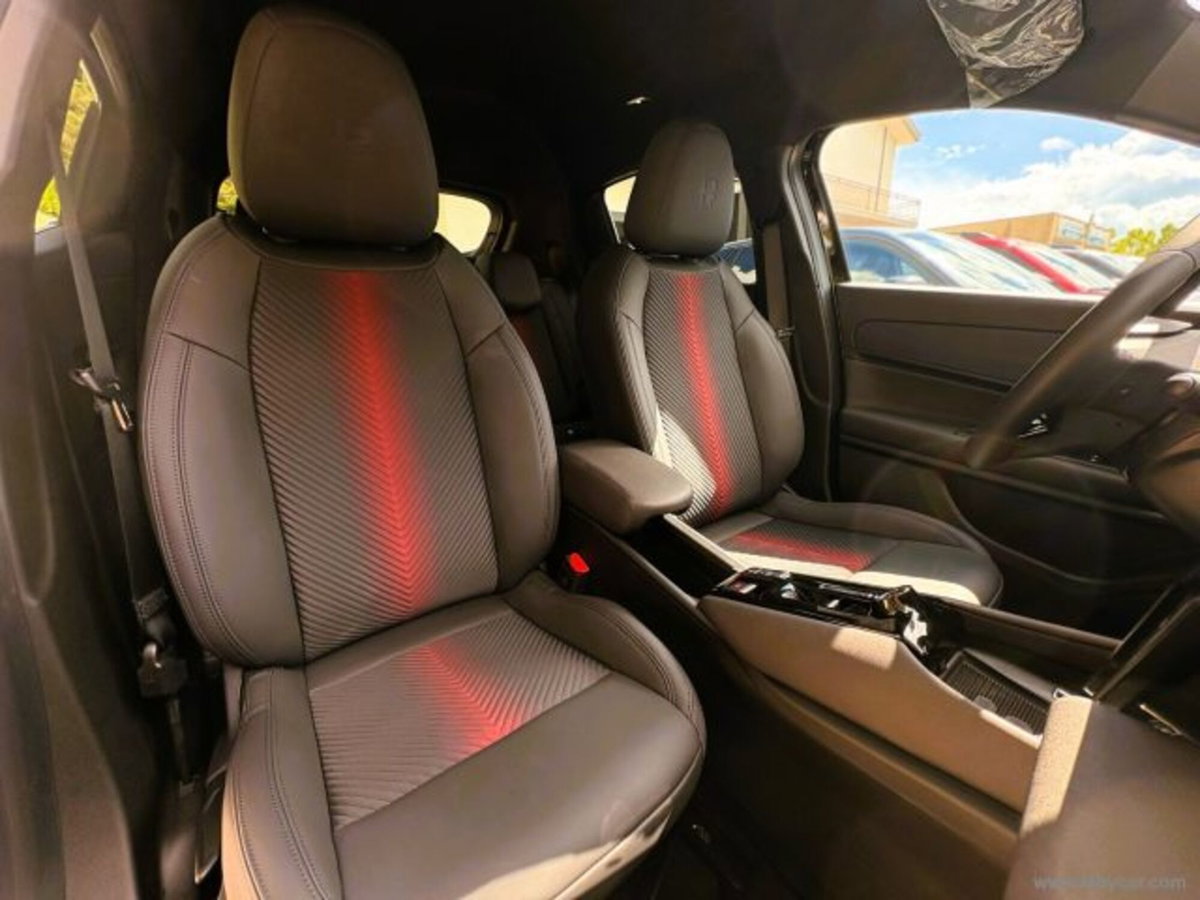 Alfa Romeo Junior 1.2 ibrida Q4 Ti 145cv edct6 (2)