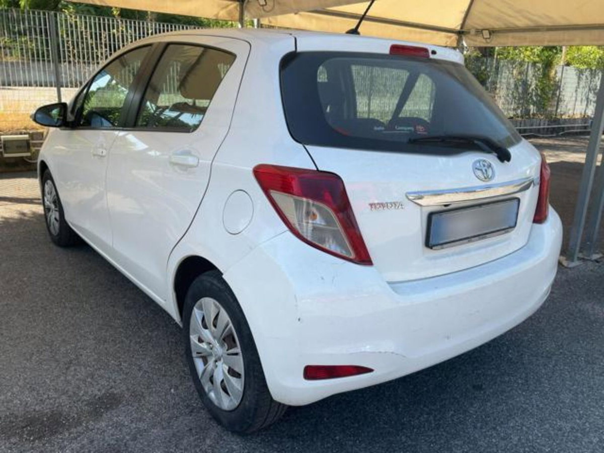 Toyota Yaris 1.0 5 porte Active (11)