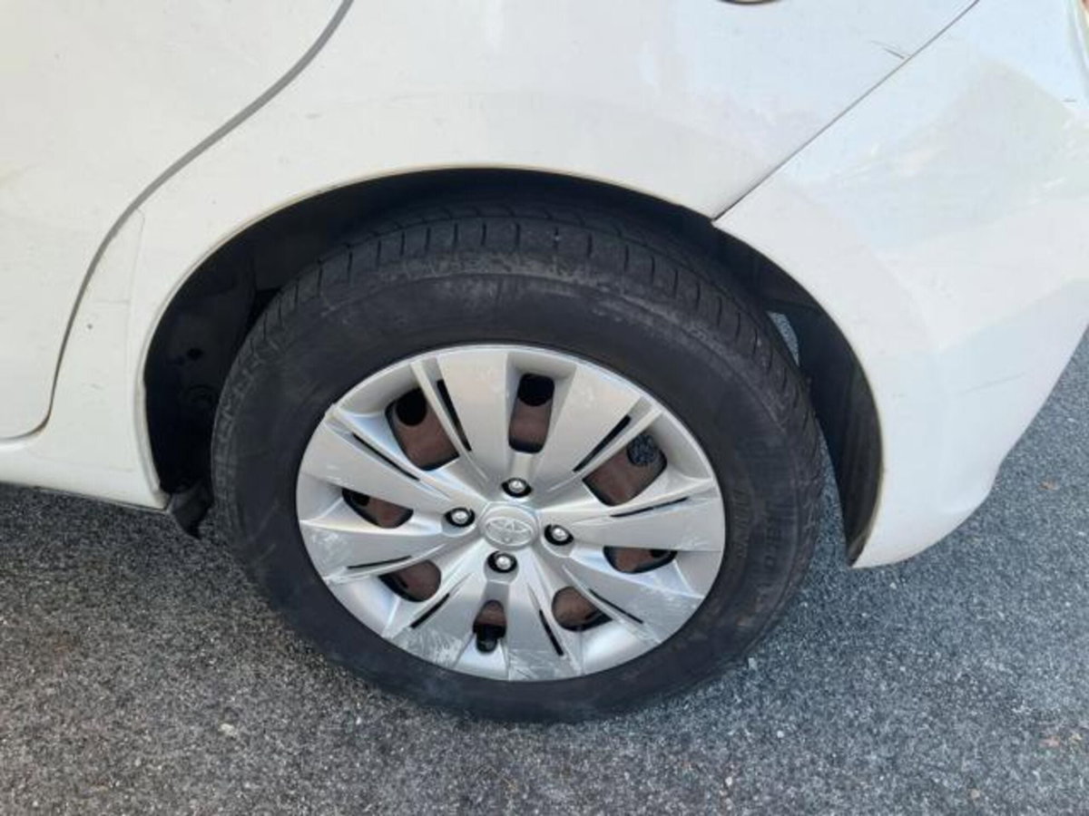 Toyota Yaris 1.0 5 porte Active (5)