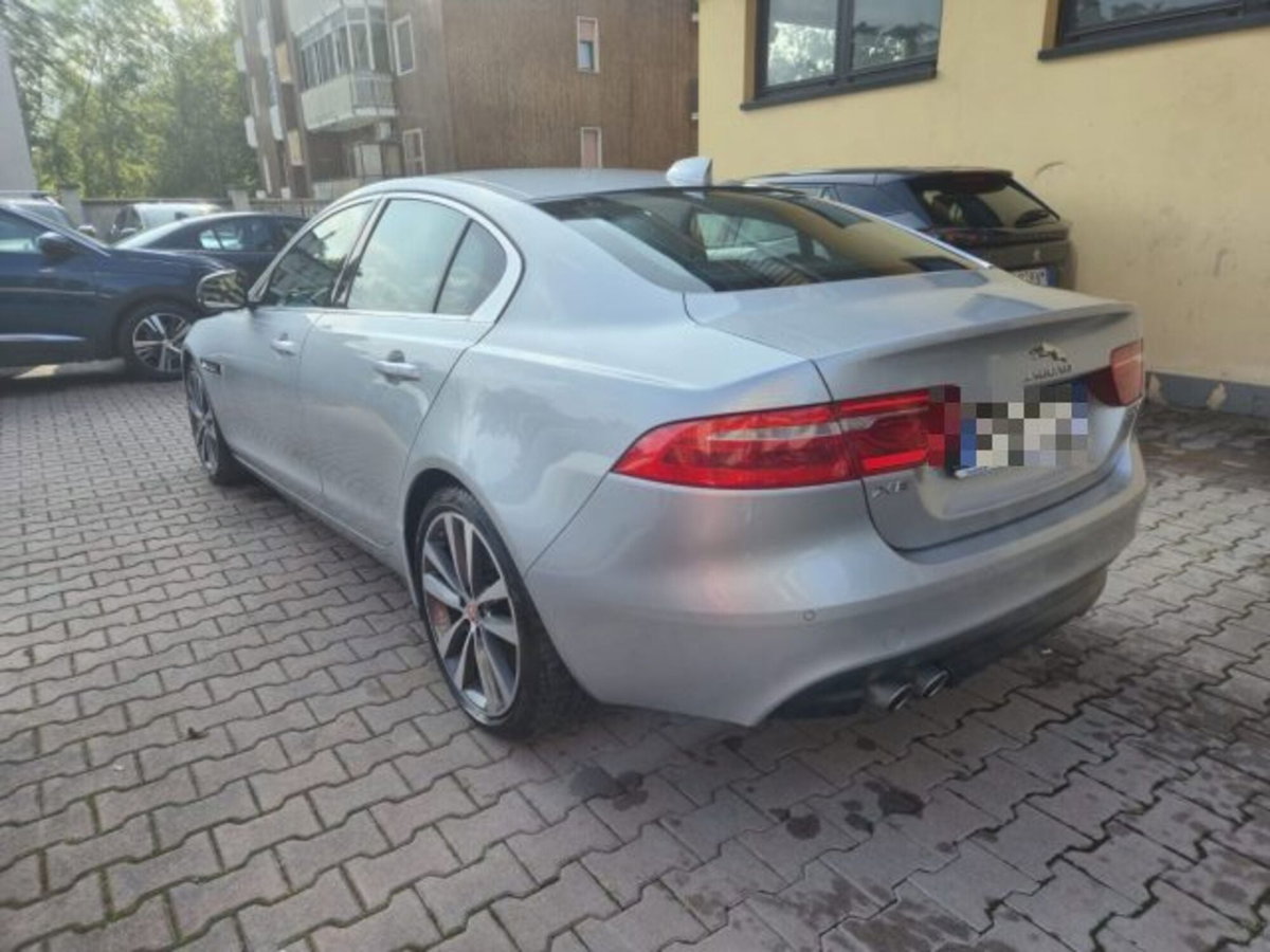 Jaguar XE 2.0 D Turbo 180CV aut. Portfolio (4)