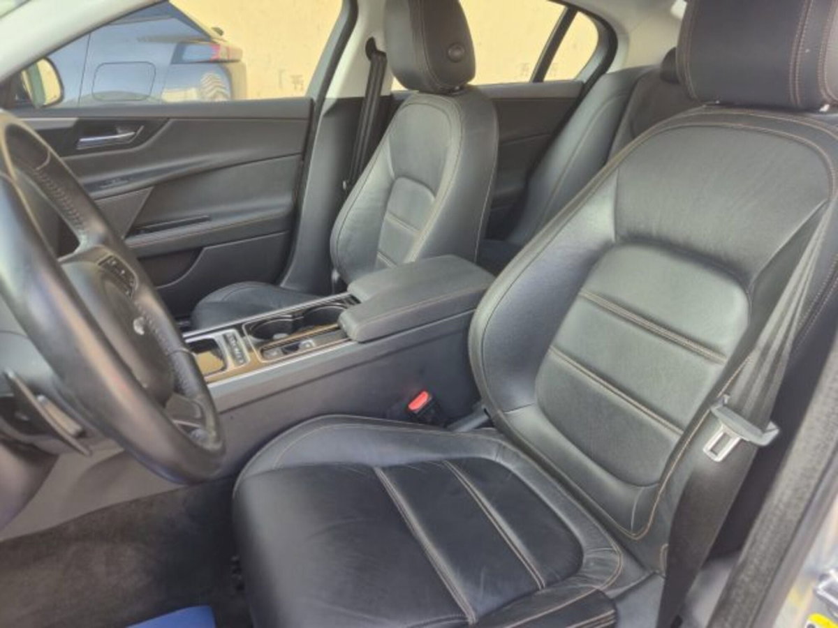 Jaguar XE 2.0 D Turbo 180CV aut. Portfolio (8)