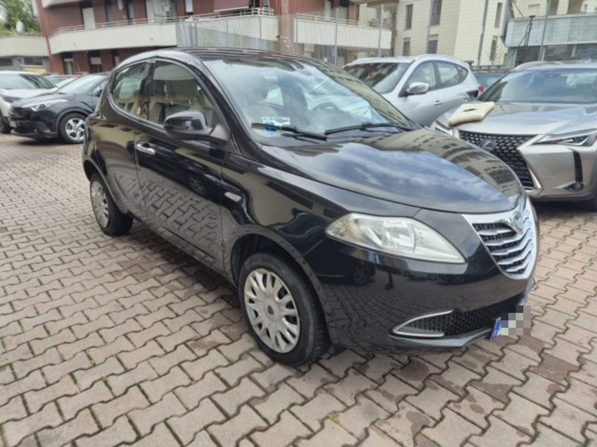 Lancia Ypsilon 0.9 TwinAir 85 CV 5 porte Metano Ecochic Gold (3)