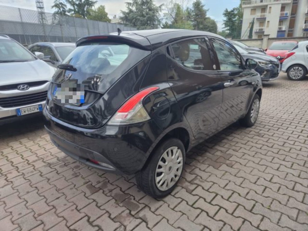 Lancia Ypsilon 0.9 TwinAir 85 CV 5 porte Metano Ecochic Gold (4)