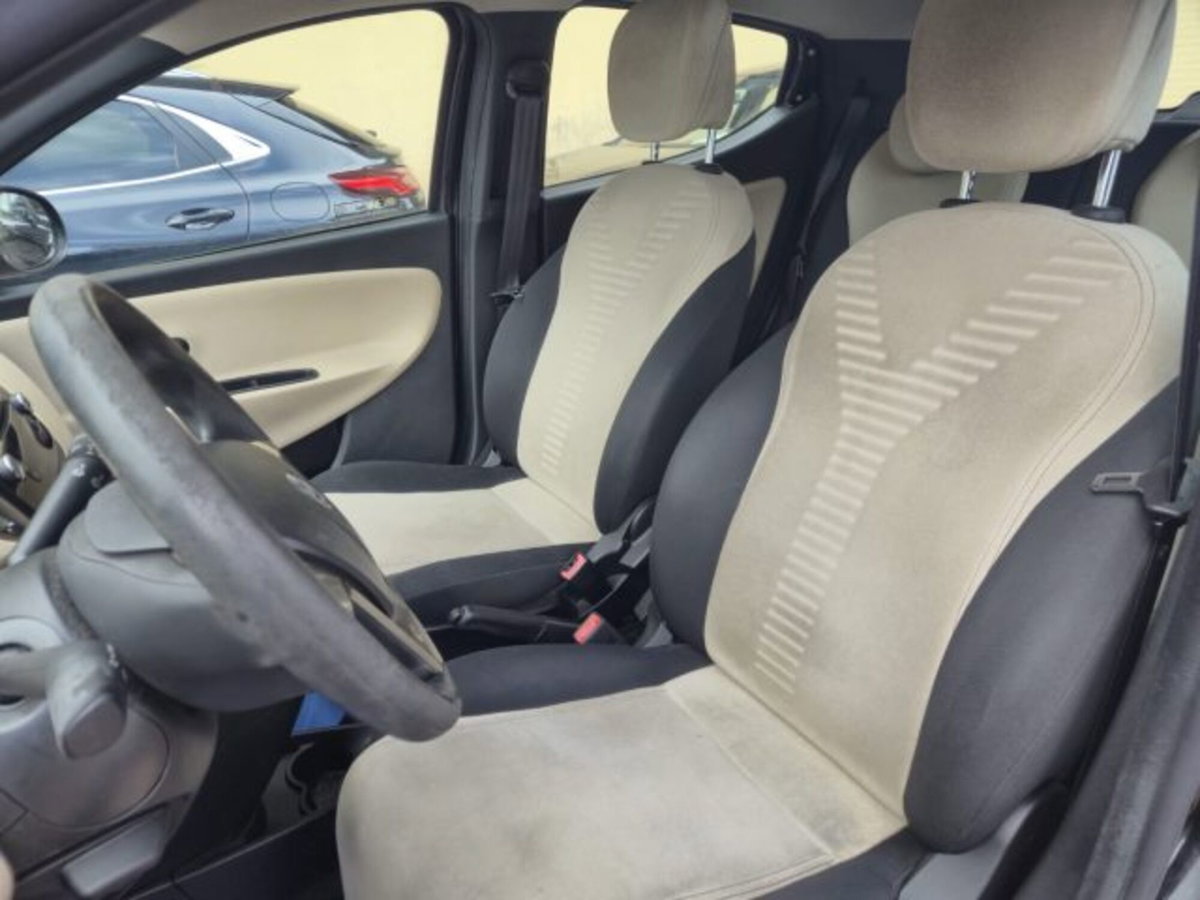Lancia Ypsilon 0.9 TwinAir 85 CV 5 porte Metano Ecochic Gold (8)