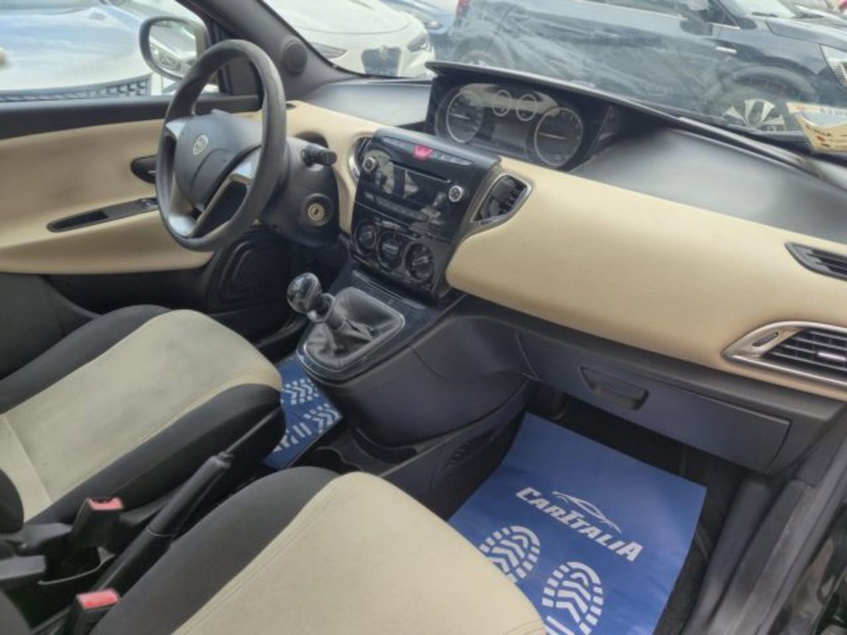Lancia Ypsilon 0.9 TwinAir 85 CV 5 porte Metano Ecochic Gold (9)