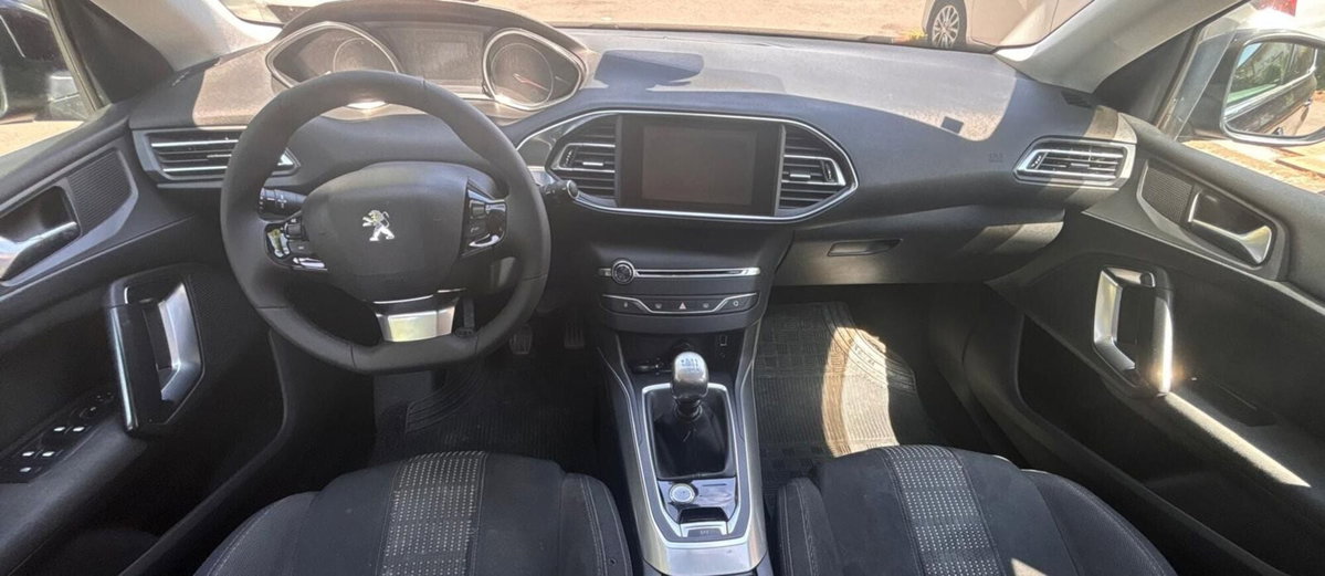 Peugeot 308 BlueHDi 120 S&S Allure (10)
