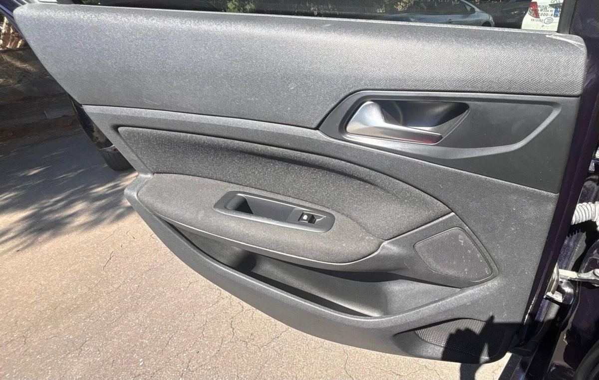 Peugeot 308 BlueHDi 120 S&S Allure (11)