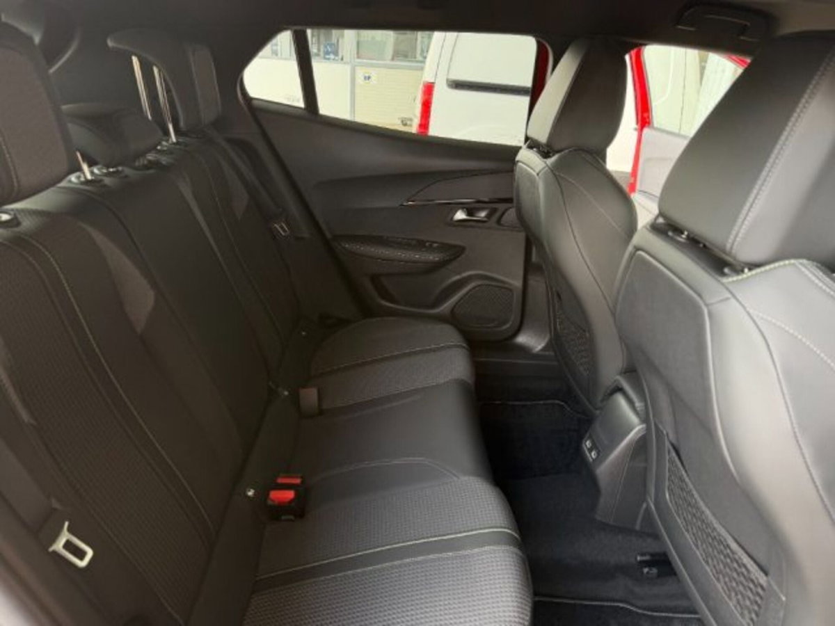 Peugeot 2008 PureTech 130 S&S EAT8 GT Pack (10)