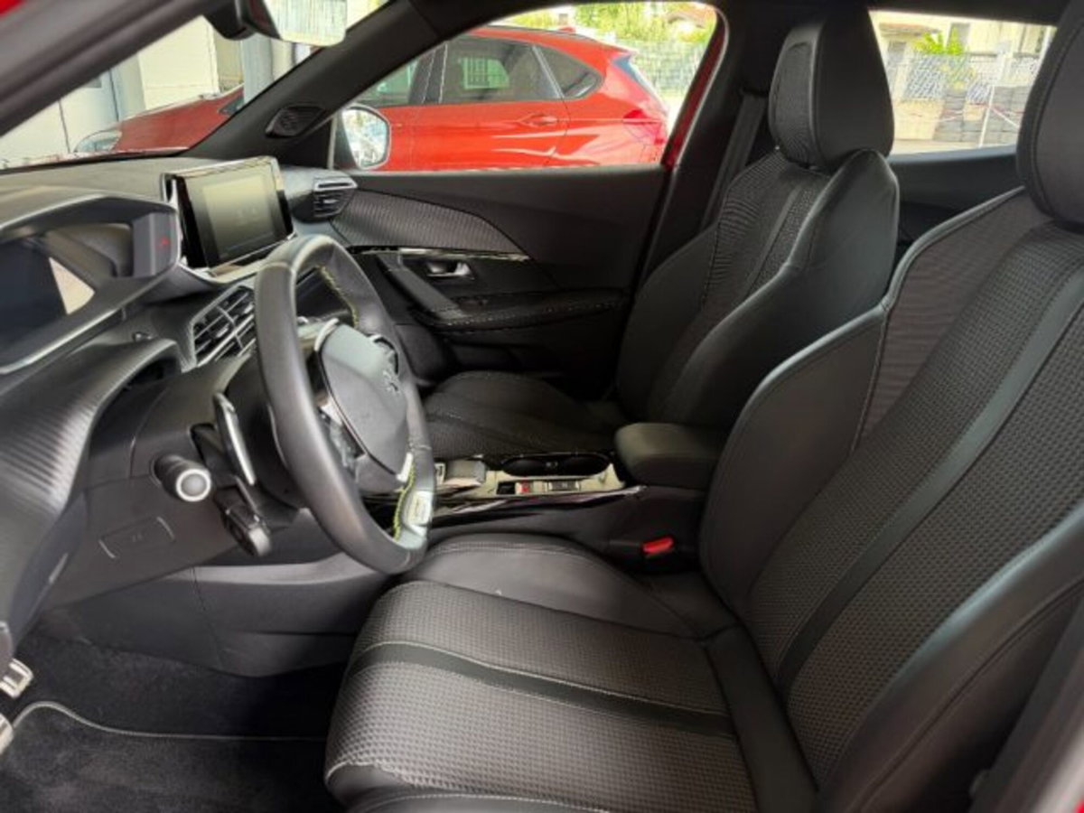 Peugeot 2008 PureTech 130 S&S EAT8 GT Pack (11)