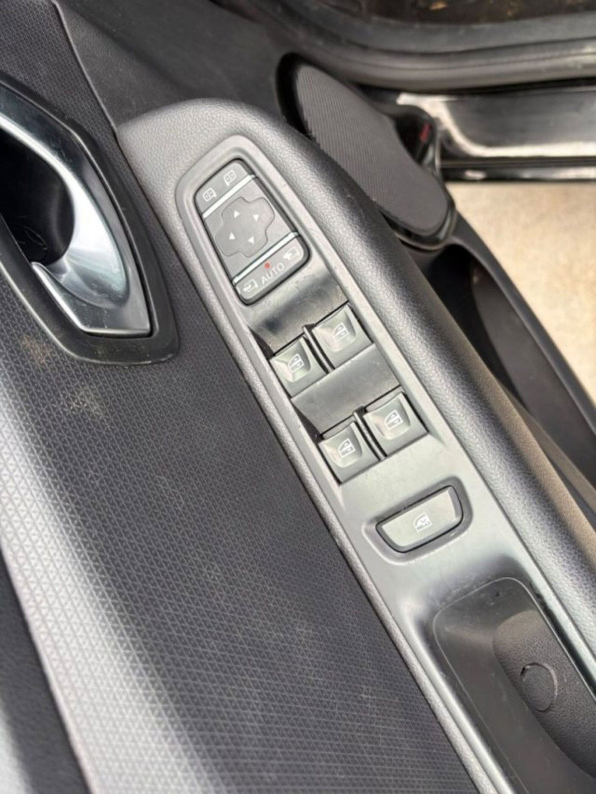 Renault Clio dCi 8V 90 CV EDC 5 porte Moschino Zen (13)