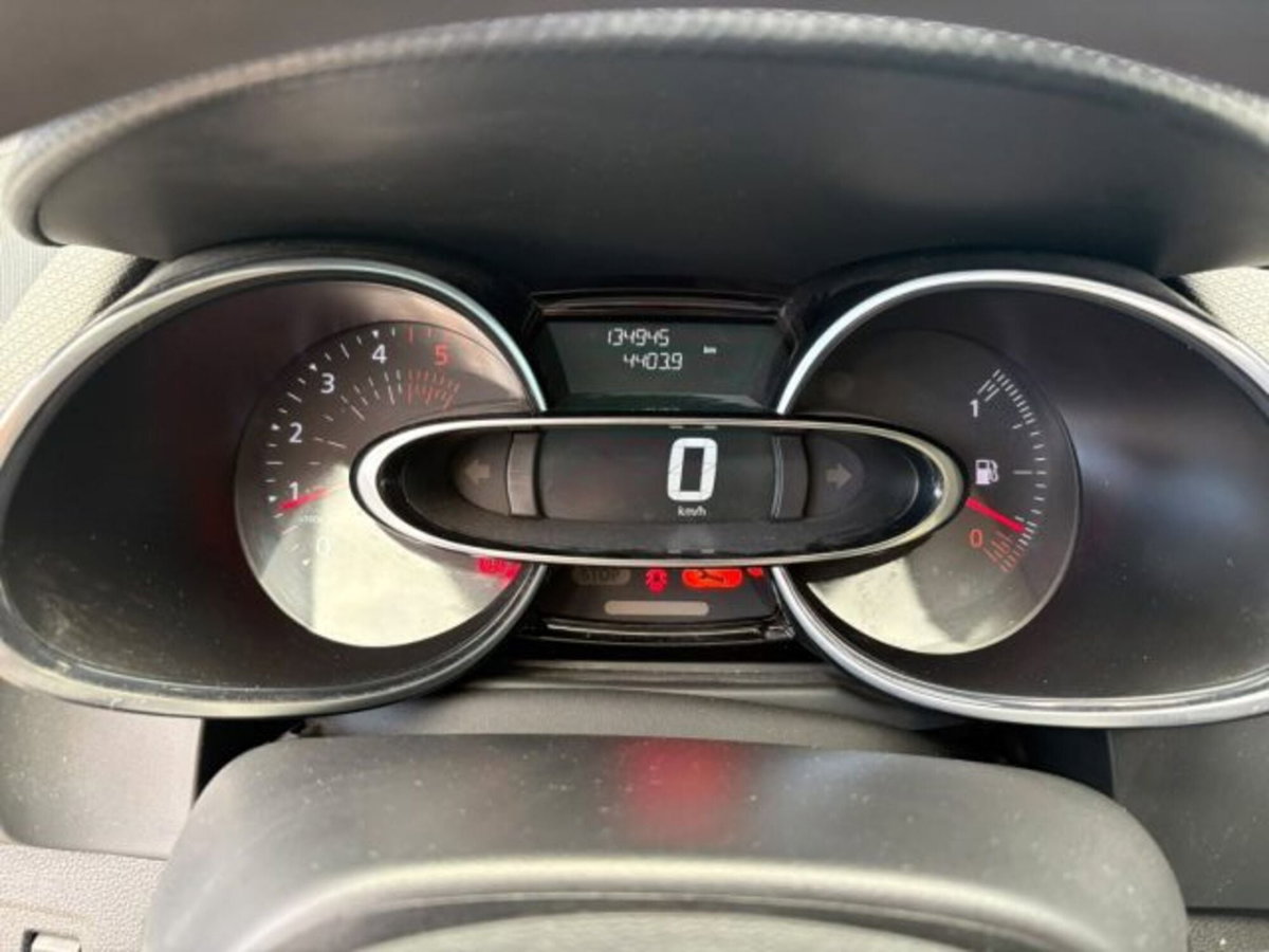 Renault Clio dCi 8V 90 CV EDC 5 porte Moschino Zen (9)
