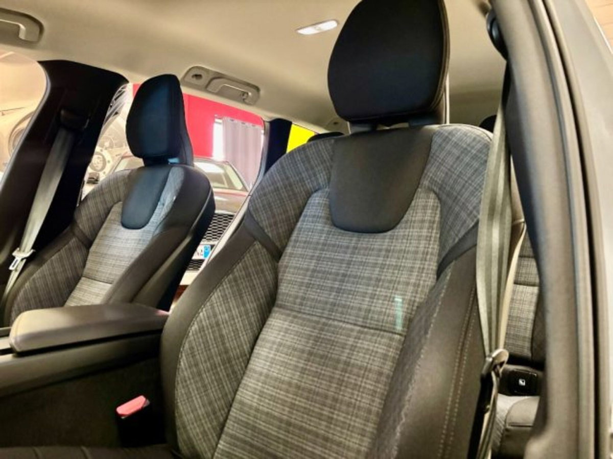 Volvo V60 B4 (d) automatico Core (12)