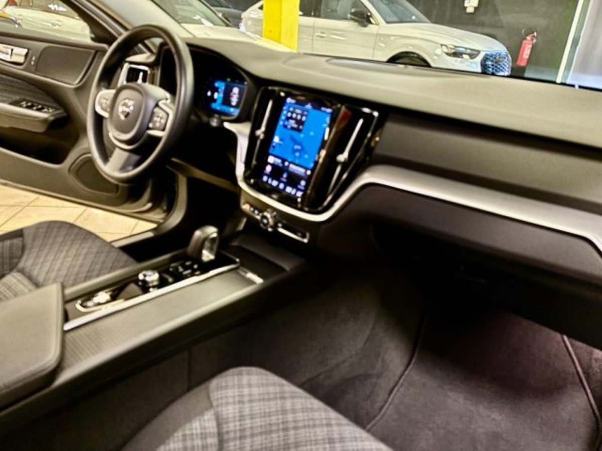 Volvo V60 B4 (d) automatico Core (8)