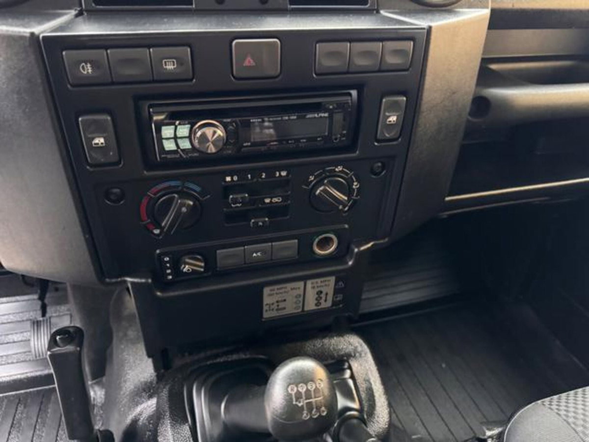 Land Rover Defender 110 2.2 TD4 Station Wagon N1 (13)
