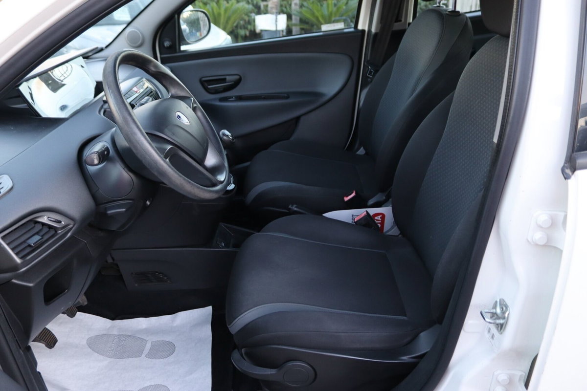 Lancia Ypsilon 1.2 69 CV 5 porte Silver (11)