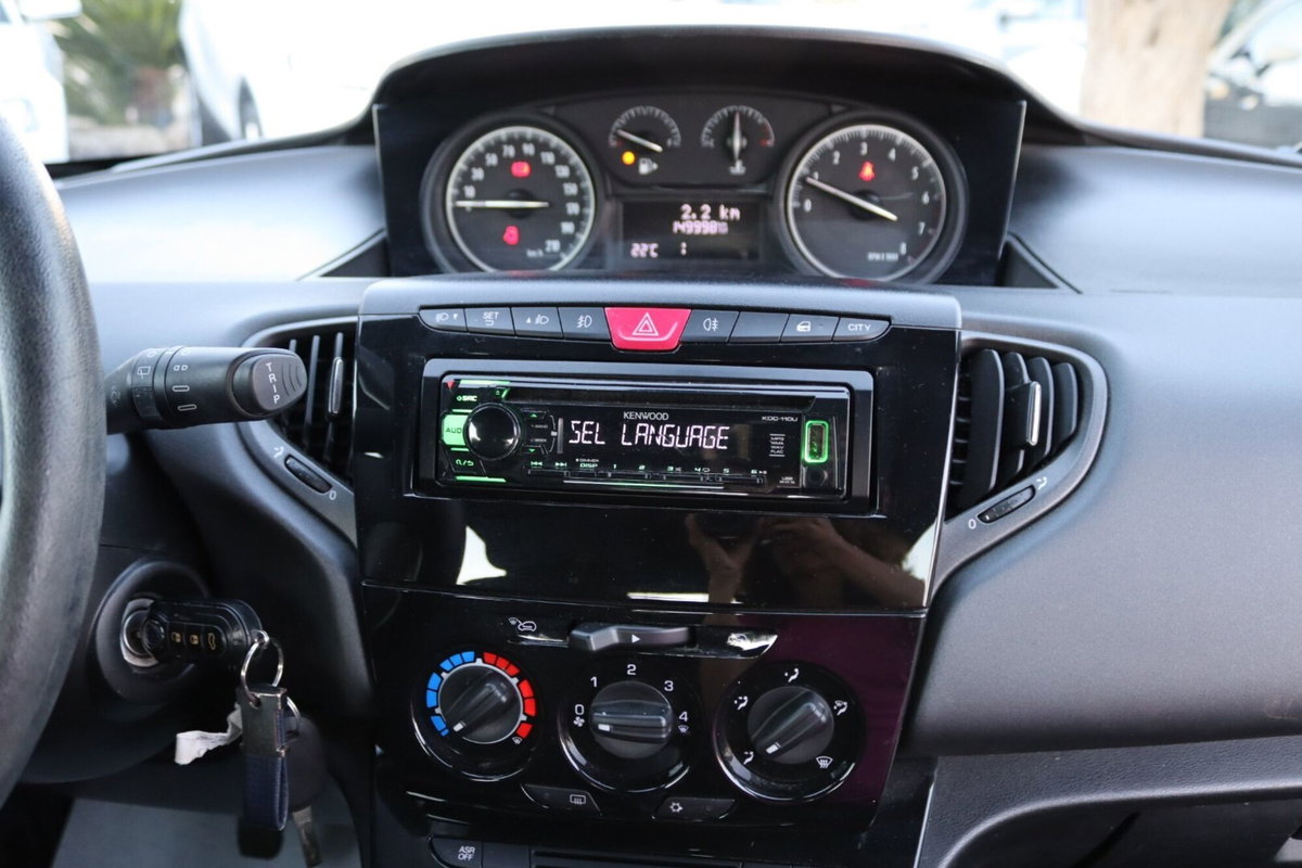 Lancia Ypsilon 1.2 69 CV 5 porte Silver (18)