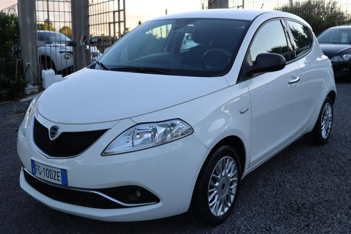 Lancia Ypsilon 1.2 69 CV 5 porte Silver (2)