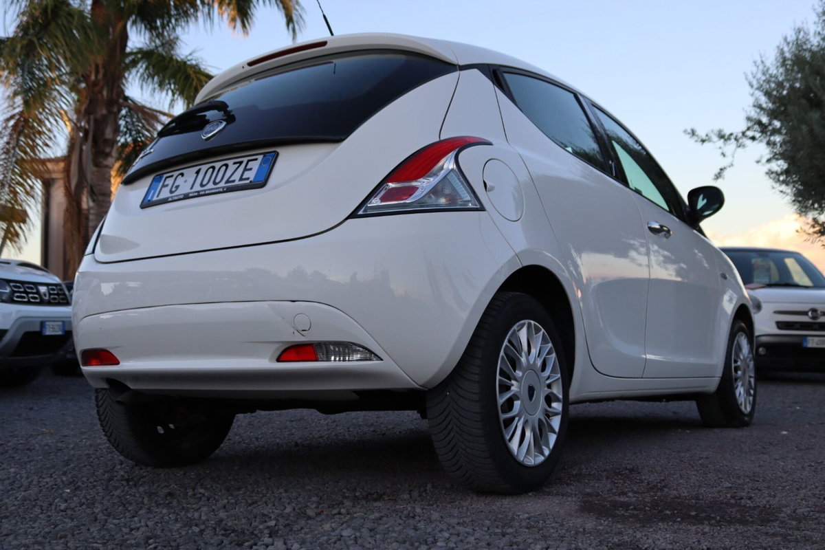 Lancia Ypsilon 1.2 69 CV 5 porte Silver (20)