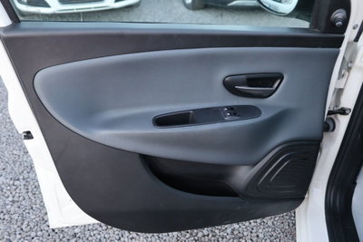 Lancia Ypsilon 1.2 69 CV 5 porte Silver (9)