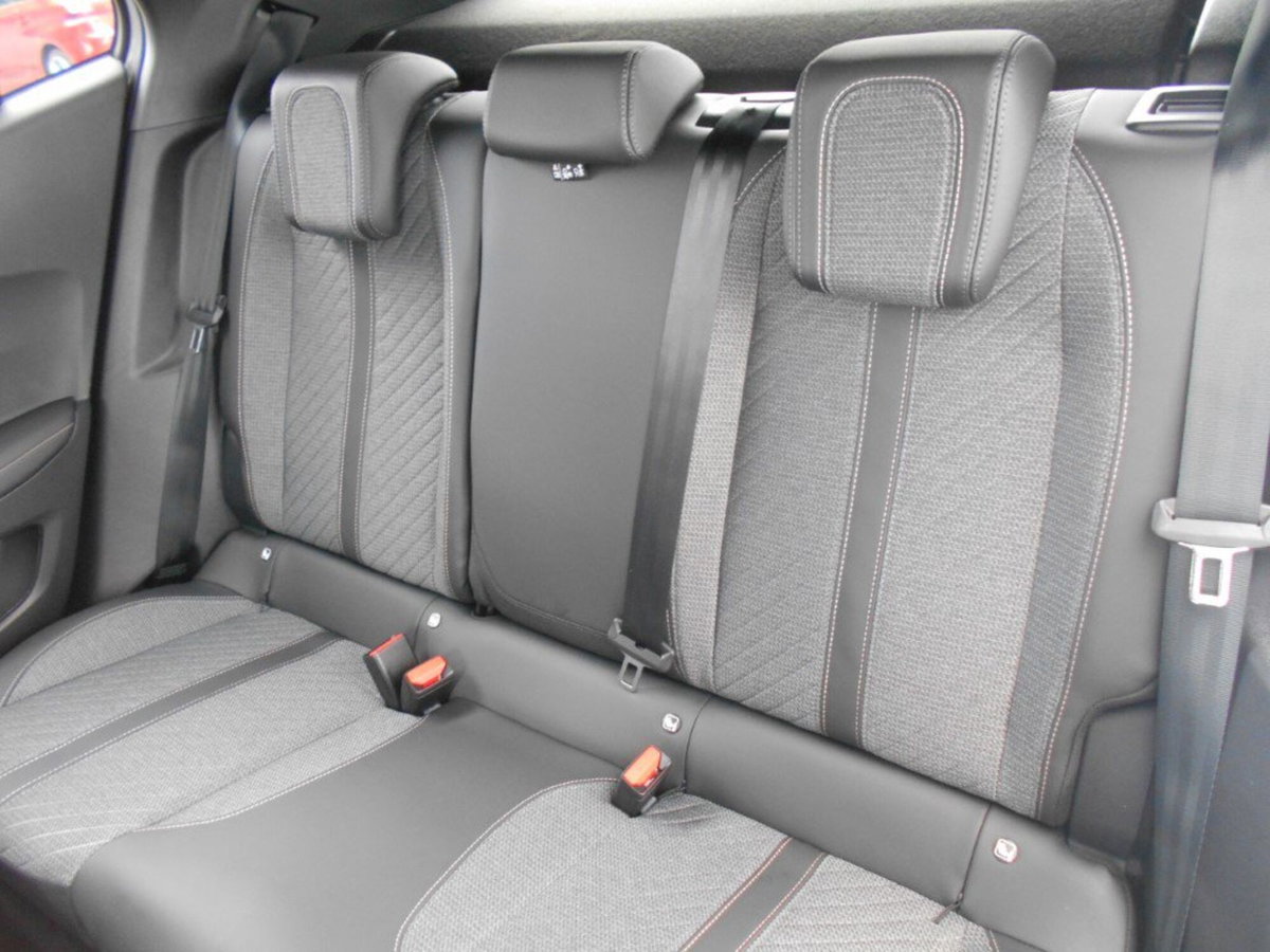 Peugeot 2008 PureTech 130 S&S EAT8 Allure Pack (16)