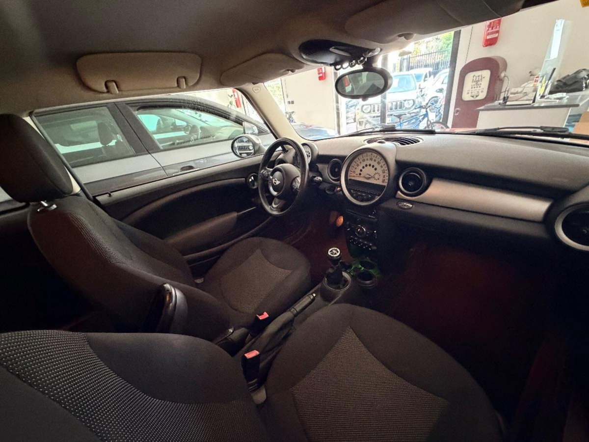 MINI Mini 1.6 16V Cooper D (6)