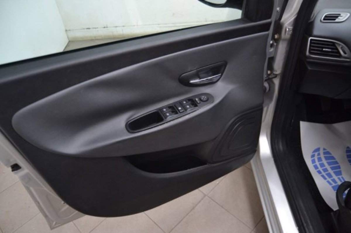Lancia Ypsilon 0.9 TwinAir 85 CV 5 porte S&S DFN Platinum (12)