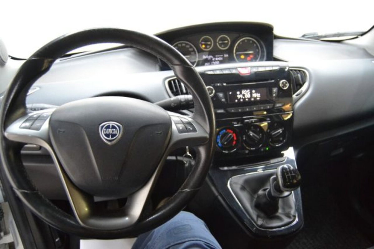 Lancia Ypsilon 0.9 TwinAir 85 CV 5 porte S&S DFN Platinum (14)