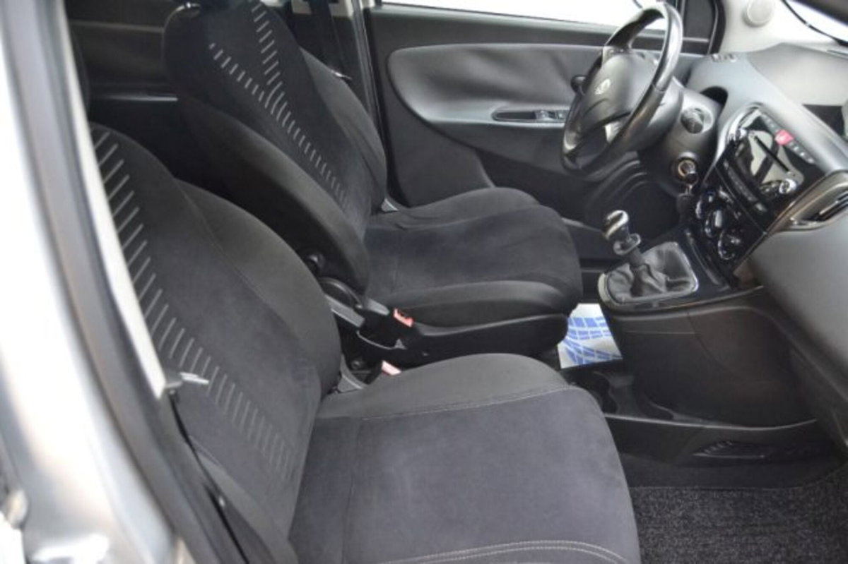 Lancia Ypsilon 0.9 TwinAir 85 CV 5 porte S&S DFN Platinum (9)
