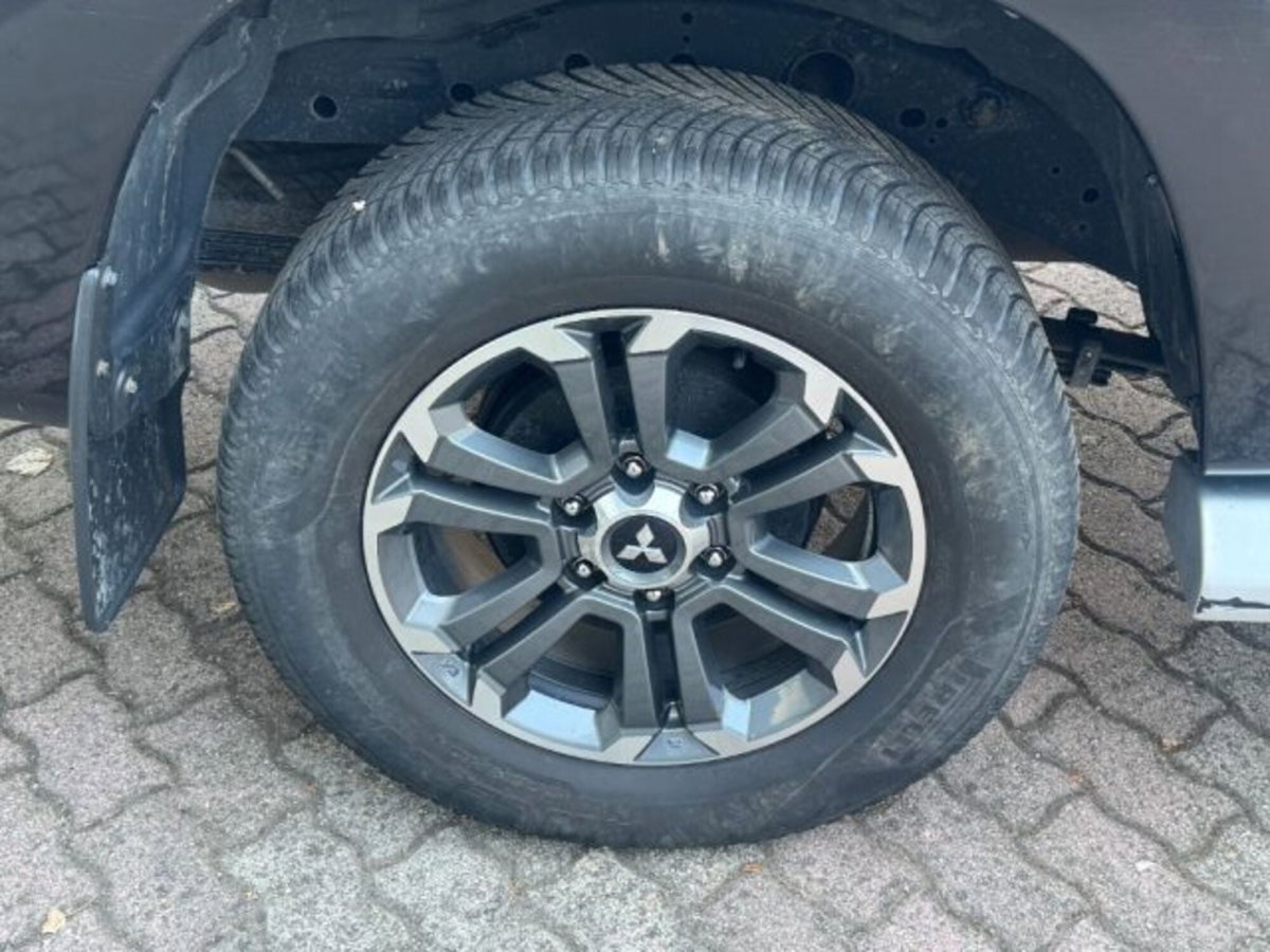 Mitsubishi L200 2.3 D Club Cab 4x4 Super Select Intense (9)