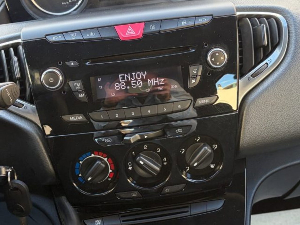 Lancia Ypsilon 1.2 69 CV 5 porte Silver (13)
