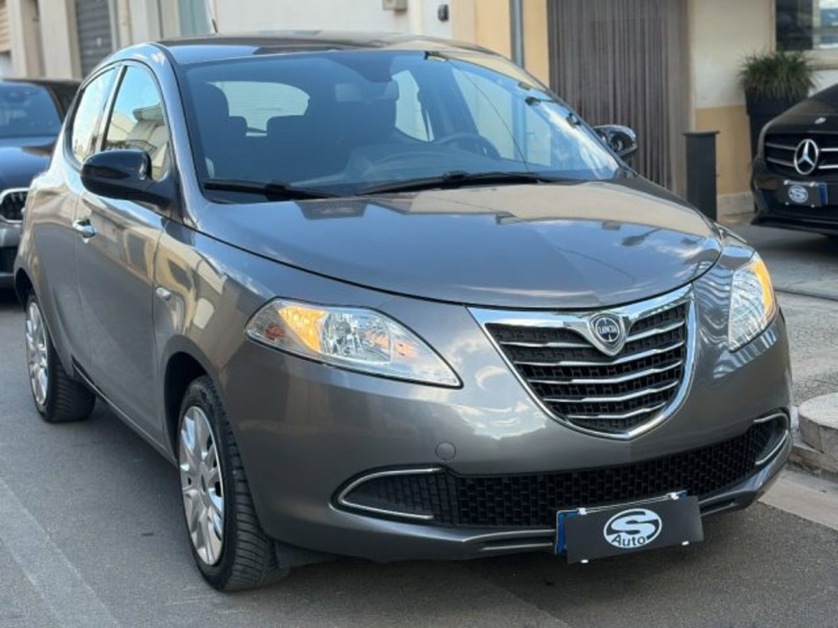 Lancia Ypsilon 1.2 69 CV 5 porte Silver (2)