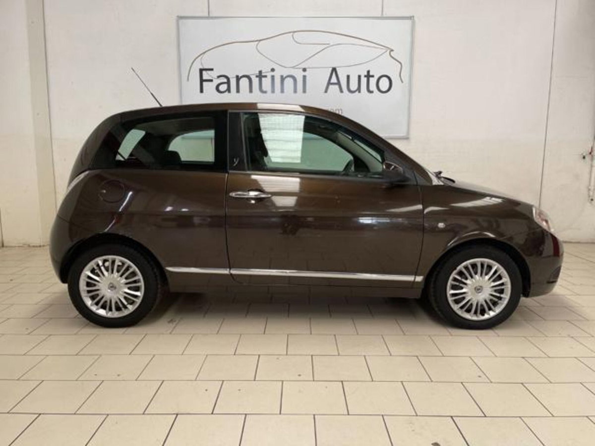 Lancia Ypsilon 1.2 New Oro (2)