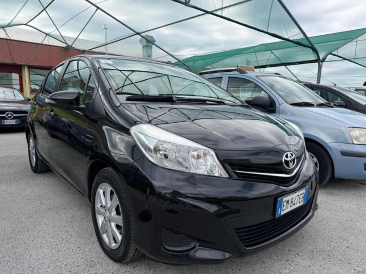 Toyota Yaris 1.0 5 porte Lounge (2)