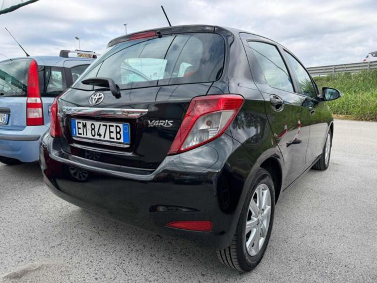 Toyota Yaris 1.0 5 porte Lounge (3)