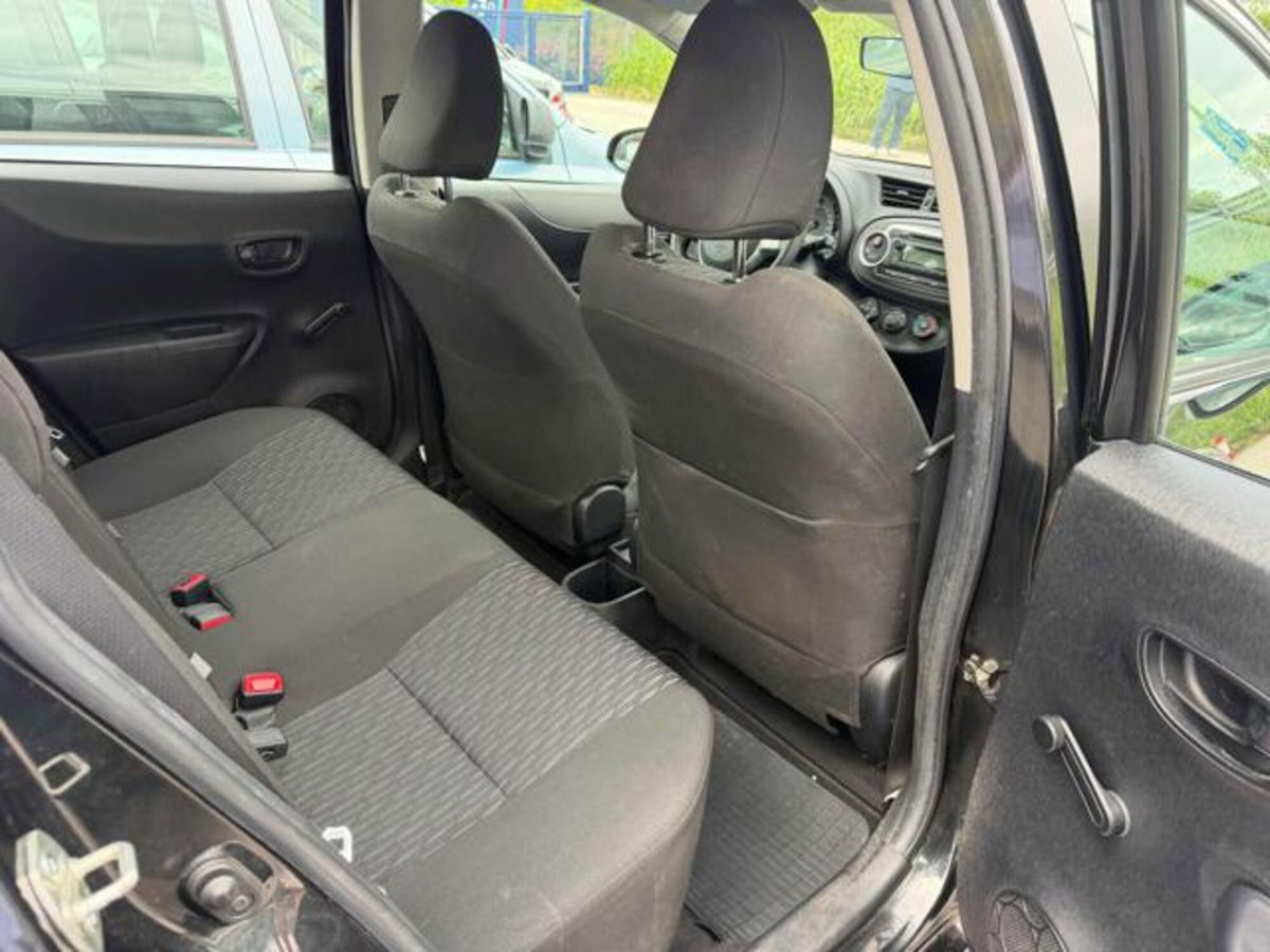 Toyota Yaris 1.0 5 porte Lounge (8)