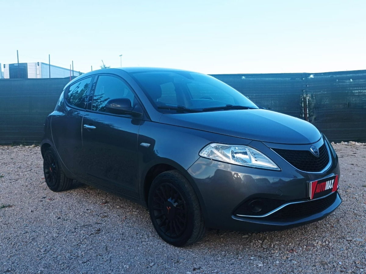 Lancia Ypsilon 1.2 69 CV 5 porte Silver (2)