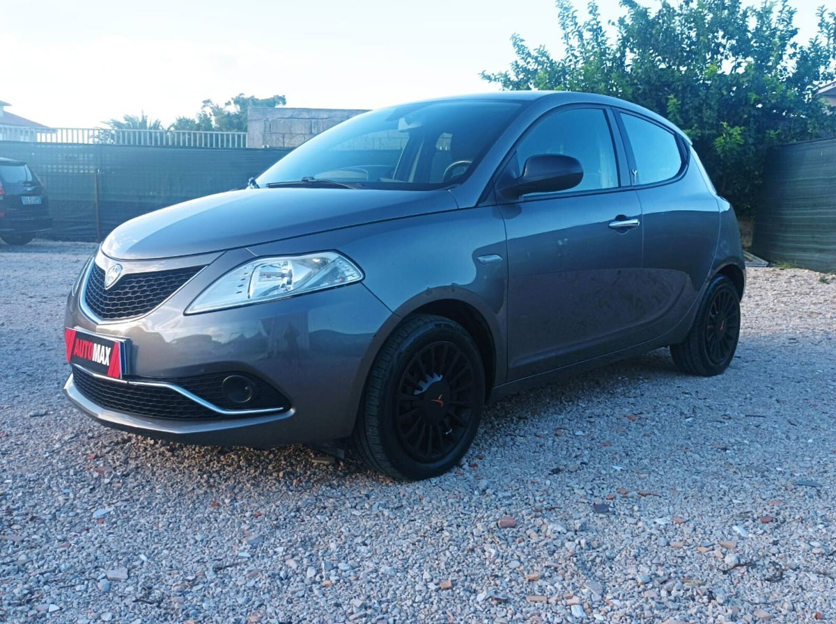 Lancia Ypsilon 1.2 69 CV 5 porte Silver (5)