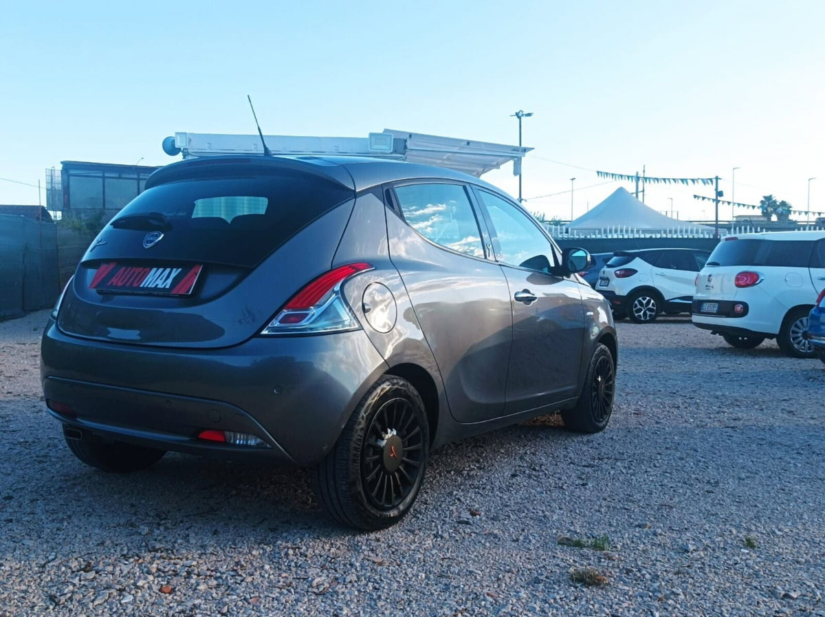 Lancia Ypsilon 1.2 69 CV 5 porte Silver (6)
