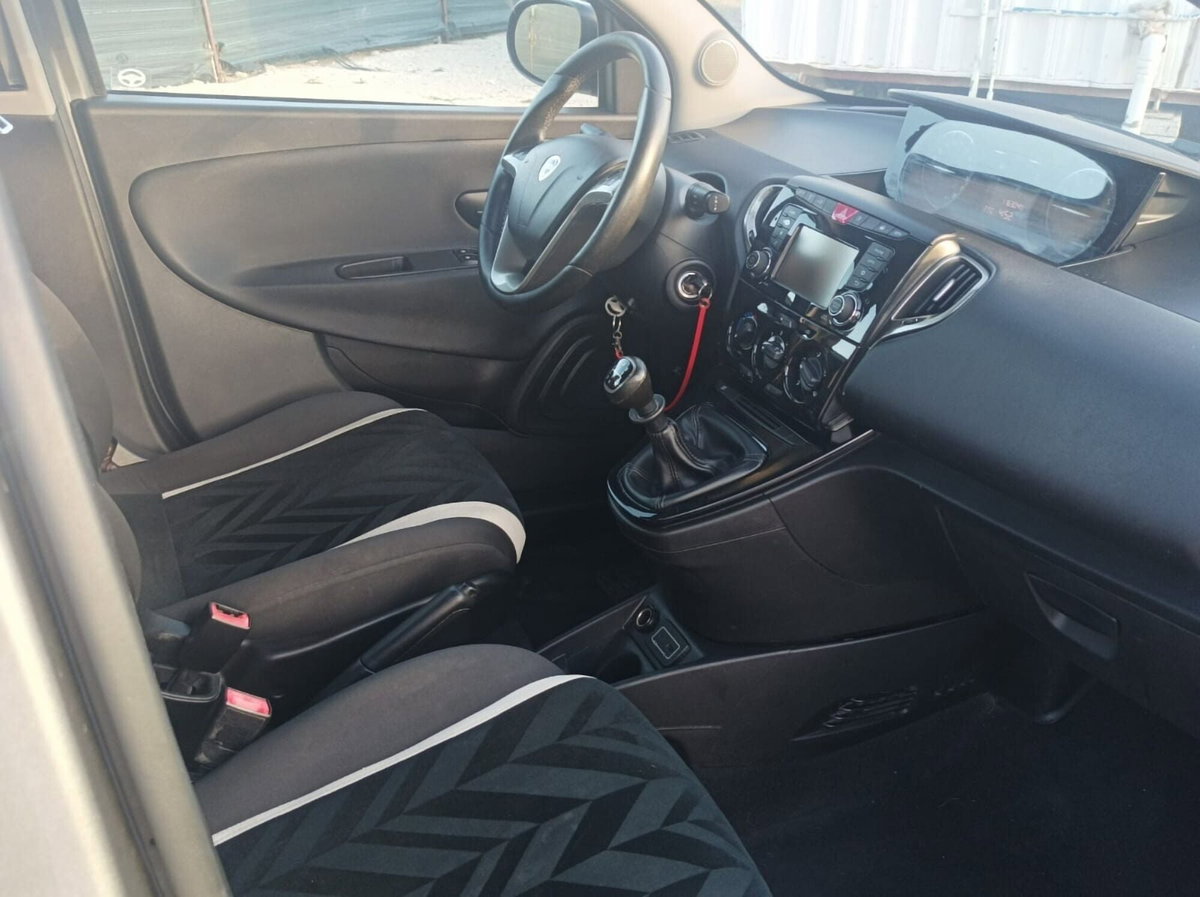 Lancia Ypsilon 1.2 69 CV 5 porte Silver (9)