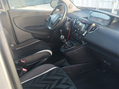 Lancia Ypsilon 1.2 69 CV 5 porte Silver (9)