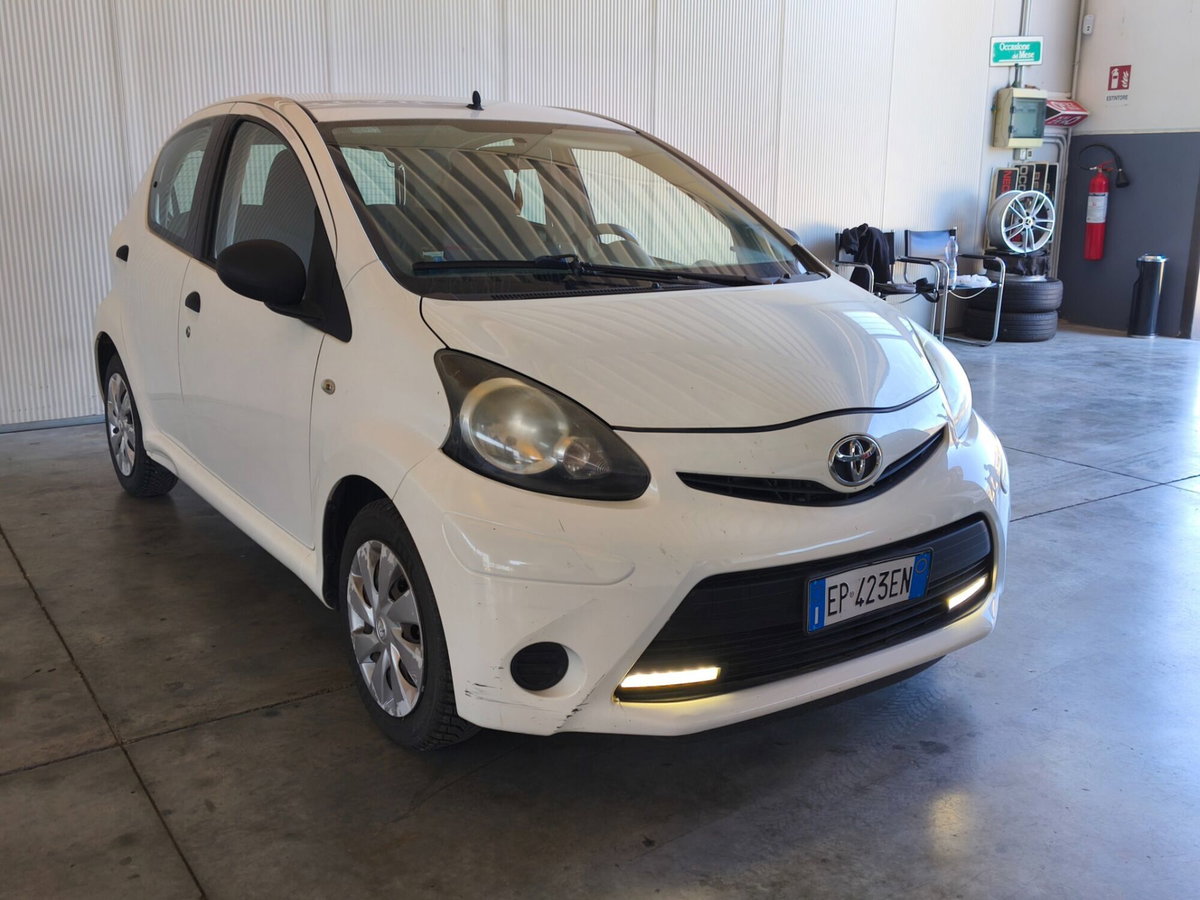 Toyota Aygo 1.0 12V VVT-i 5 porte Lounge Connect (4)