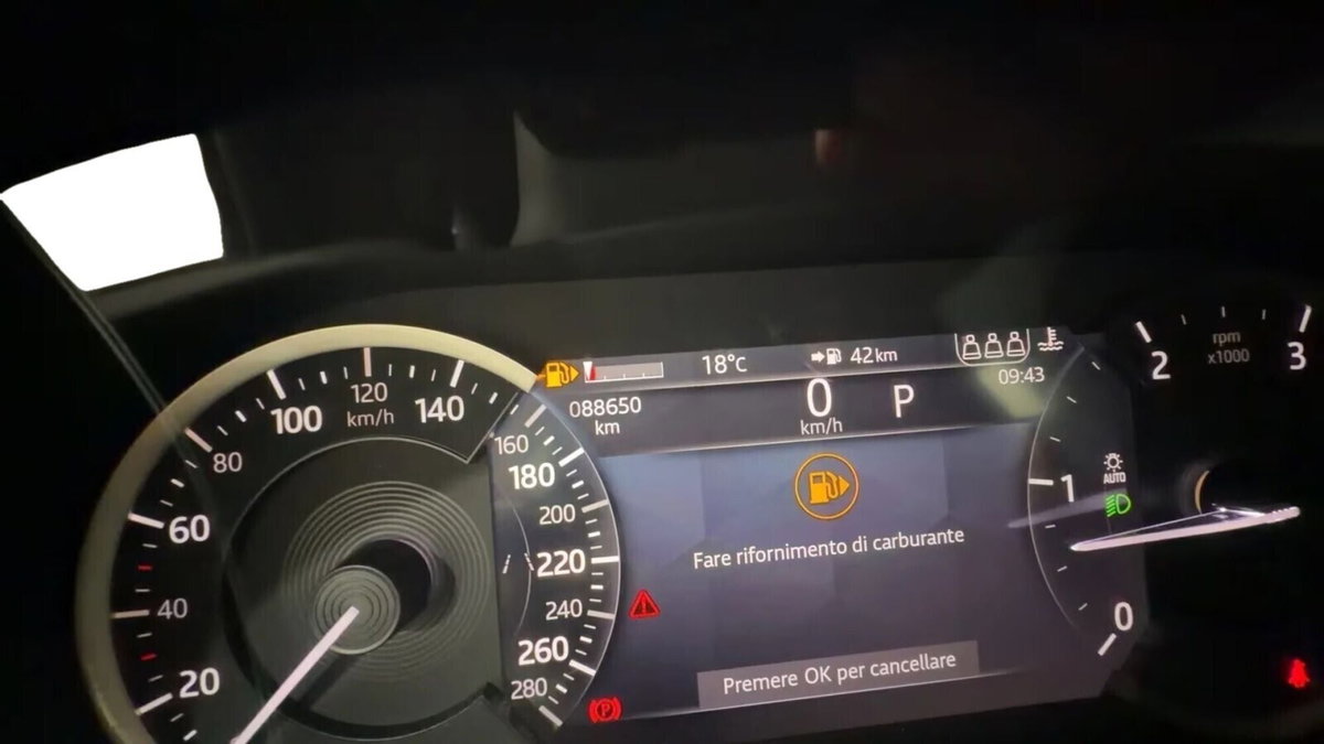 Jaguar E-Pace 2.0D I4 163 CV AWD Auto (8)