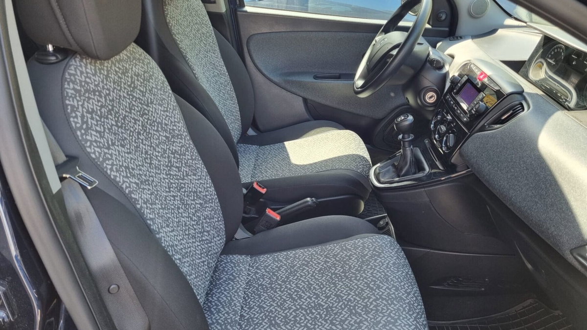 Lancia Ypsilon 1.2 69 CV 5 porte Elefantino (12)