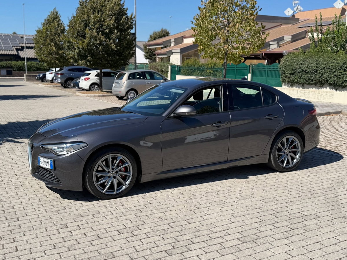 Alfa Romeo Giulia 2.2 Turbodiesel 180 CV AT8 AWD Q4 Super (2)
