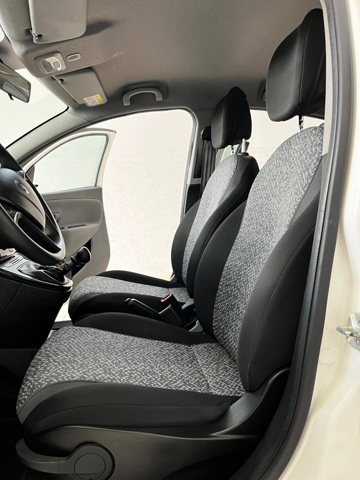 Lancia Ypsilon 1.0 FireFly 5 porte S&S Hybrid Ecochic Silver (13)