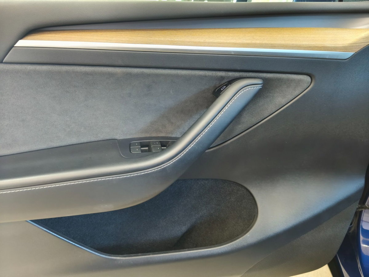 Tesla Model Y Long Range awd (10)